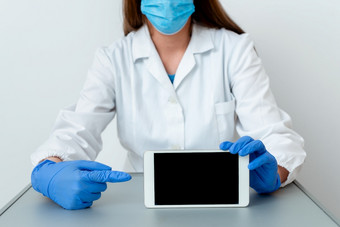 实验室技术员特色空贴纸纸配件智能手机人穿医疗礼服手套外科手术面具不同的角照片采取与空贴纸纸配件现代智能手机