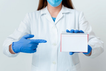实验室技术员特色空贴纸纸配件智能手机人穿医疗礼服手套外科手术面具不同的角照片采取与空贴纸纸配件现代智能手机
