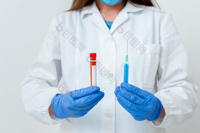 实验室血测试样本所示为医疗诊断分析结果人穿医疗礼服手套为执行实验室实验持有测试管血为健康条件分析