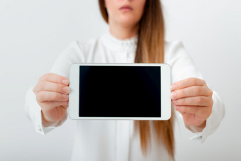 模型显示黑色的屏幕现代智能手机模型为个人感兴趣模型穿业务逻辑层企业服装说明不同的角照片持有空Copy-Space笔记本纸配件和现代小工具