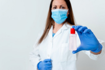 实验室血测试样本所示为医疗诊断分析结果人穿医疗礼服手套为执行实验室实验持有测试管血为健康条件分析