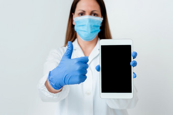 实验室技术员特色空贴纸纸配件智能手机人穿医疗礼服<strong>手套外科手术</strong>面具不同的角照片采取与空贴纸纸配件现代智能手机