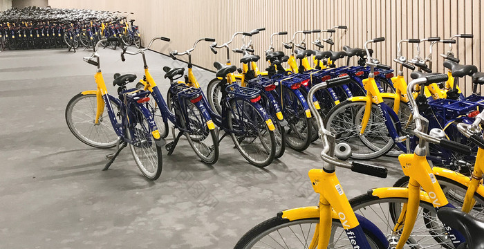 黄色的自行车租赁站城市街狭窄的深度场黄色的自行车租赁站城市街