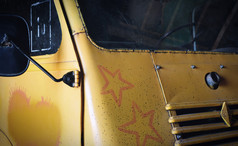 的前面被遗弃的老黄色的卡车的荷兰的前面被遗弃的老黄色的卡车
