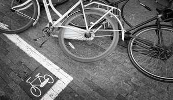 标志与文本请不公园自行车在这里的地板上与自行车下一个阿姆斯特丹标志与文本请不公园自行车在这里
