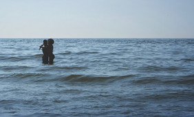 两个人拥抱的的海与清晰的天空海滩的荷