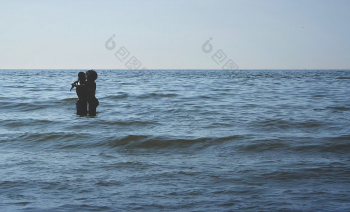 两个人拥抱的蓝色的海与清晰的天空Scheveningen)海滩的荷兰两个人拥抱的蓝色的海清晰的一天