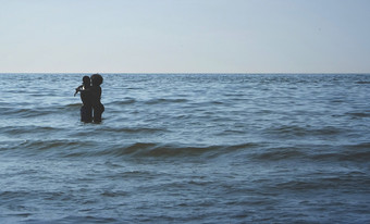 两个人拥抱的蓝色的海与<strong>清晰</strong>的天空Scheveningen)海滩的荷兰两个人拥抱的蓝色的海<strong>清晰</strong>的一天