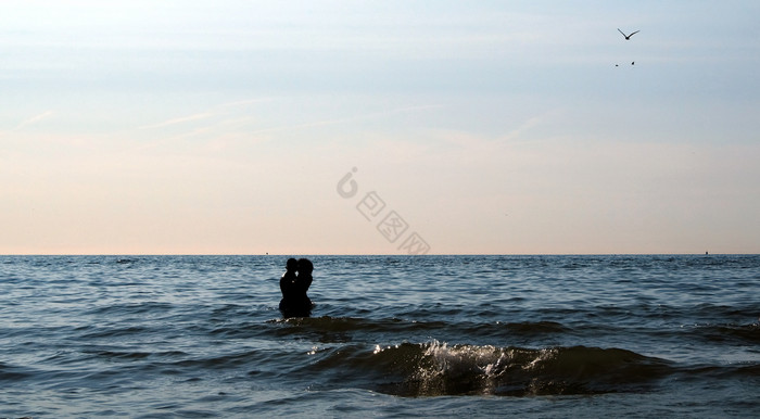 两个人拥抱的的海与清晰的天空海滩的荷兰两图片