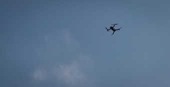 无人机飞行和拍摄对蓝色的天空相机无人机对蓝色的天空