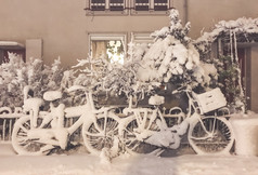 雪自行车前面房子的冬天阿姆斯特丹的荷兰