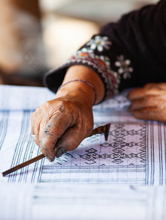 <strong>苗族</strong>女人画的模式为美丽的手工制作的面料山部落人泰国