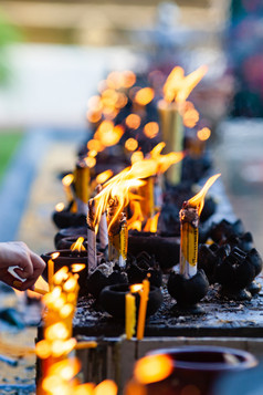 佛教仪式燃烧蜡烛