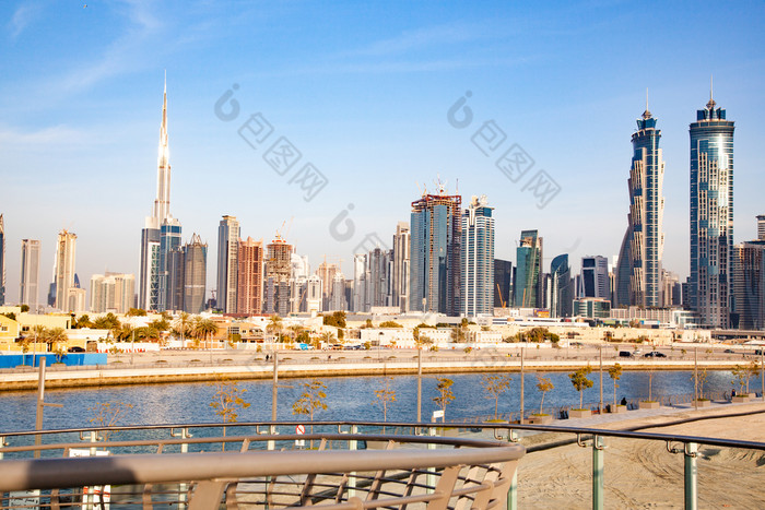 迪拜阿联酋2月迪拜市中心摩天大楼和迪拜塔哈利法塔查看从的迪拜水运河