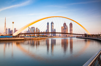 色彩斑斓的<strong>日</strong>落在迪拜市中心摩天大楼和的新建<strong>宽容</strong>桥查看从的迪拜水运河