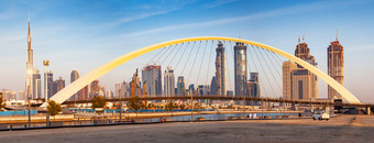色彩斑斓的<strong>日</strong>落在迪拜市中心摩天大楼和的新建<strong>宽容</strong>桥查看从的迪拜水运河