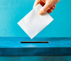 欧洲联盟议会选举概念手把投票蓝色的选举盒子
