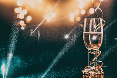 两个眼镜香槟的关注的焦点新一年庆祝活动
