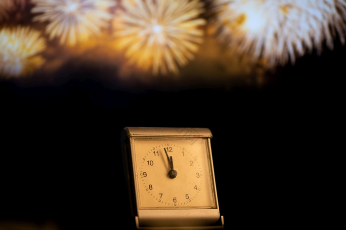 时钟午夜和烟花新一年夏娃庆祝活动图片