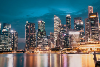 新加坡新加坡3月天际线新加坡玛丽娜湾晚上与玛丽娜湾金沙艺术科学博物馆摩天大楼和旅游船