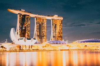 新加坡新加坡3月天际线新加坡玛丽娜湾晚上与玛丽娜湾金沙艺术科学博物馆摩天大楼和旅游船