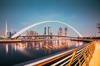 迪拜阿联酋2月色彩斑斓的<strong>日</strong>落在迪拜市中心摩天大楼和的新建<strong>宽容</strong>桥查看从的迪拜水运河