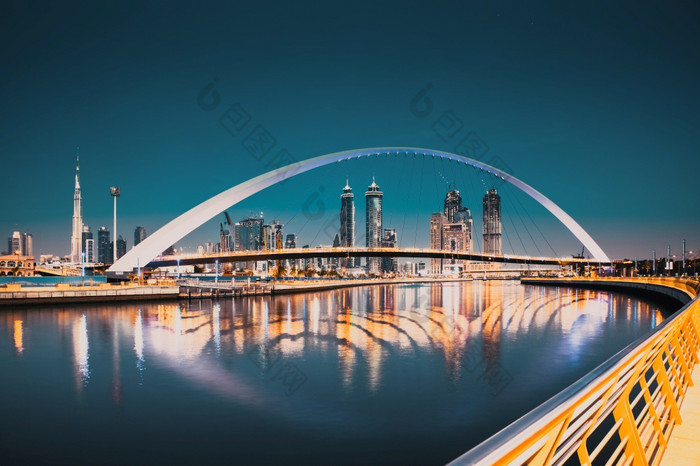 迪拜阿联酋2月色彩斑斓的日落在迪拜市中心摩天大楼和的新建宽容桥查看从的迪拜水运河