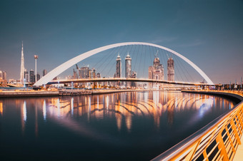 迪拜阿联酋2月色彩斑斓的日落在迪拜市中心<strong>摩天大楼</strong>和的新建宽容桥查看从的迪拜水运河