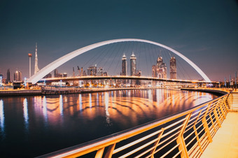 迪拜阿联酋2<strong>月色</strong>彩斑斓的日落在迪拜市中心摩天大楼和的新建宽容桥查看从的迪拜水运河