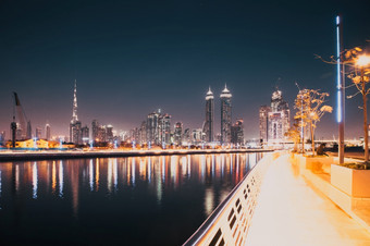 迪拜阿联酋2月色彩斑斓的<strong>日</strong>落在迪拜市中心摩天大楼和的新建<strong>宽容</strong>桥查看从的迪拜水运河