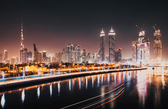 迪拜阿联酋2<strong>月色</strong>彩斑斓的日落在迪拜市中心摩天大楼和的新建宽容桥查看从的迪拜水运河