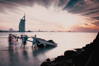迪拜阿联酋2月的世界rsquo第一个七个星星奢侈品酒店迪拜塔阿拉伯日落见过从朱美拉公共海滩迪拜曼联阿拉伯阿联酋航空公司人准备船出钓鱼的海
