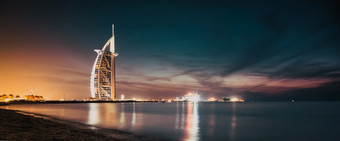 <strong>迪拜</strong>阿联酋2月的世界rsquo第一个七个星星奢侈品<strong>酒店迪拜塔</strong>阿拉伯晚上见过从朱美拉公共海滩<strong>迪拜</strong>曼联阿拉伯阿联酋航空公司