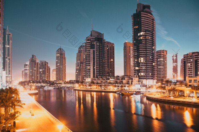 迪拜阿联酋2月视图现代摩天大楼晚上迪拜玛丽娜迪拜阿联酋