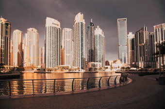迪拜阿联酋2月视图现代摩天大楼闪亮的日出灯迪拜玛丽娜迪拜阿联酋