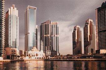 迪拜<strong>阿联酋</strong>2月视图现代摩天大楼闪亮的日出灯迪拜玛丽娜迪拜<strong>阿联酋</strong>