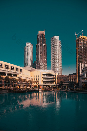迪拜阿联酋2月摩天大楼天际线老小镇岛周围的迪拜塔哈利法塔湖附近的迪拜购物中心迪拜市中心