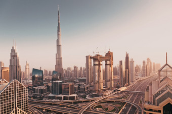 迪拜阿联酋2月迪拜天际线日落与迪拜塔<strong>哈利</strong>法塔的世界最高的建筑和谢赫。扎耶德路交通