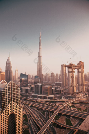 <strong>迪拜</strong>阿联酋2月<strong>迪拜</strong>天际线日落与<strong>迪拜</strong>塔哈利法塔的世界最高的建筑和谢赫。扎耶德路交通