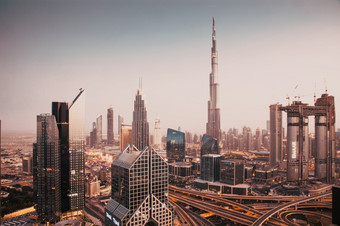 迪拜阿联酋2月迪拜天际线日落与迪拜塔哈利法塔的世界<strong>最高</strong>的建筑和谢赫。扎耶德路交通