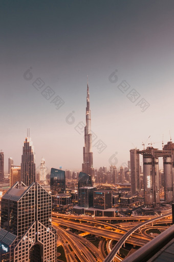 迪<strong>拜</strong>阿联酋2月迪<strong>拜</strong>天际线日落与迪<strong>拜</strong>塔哈利法塔的世界最高的建筑和谢赫。扎耶德路交通