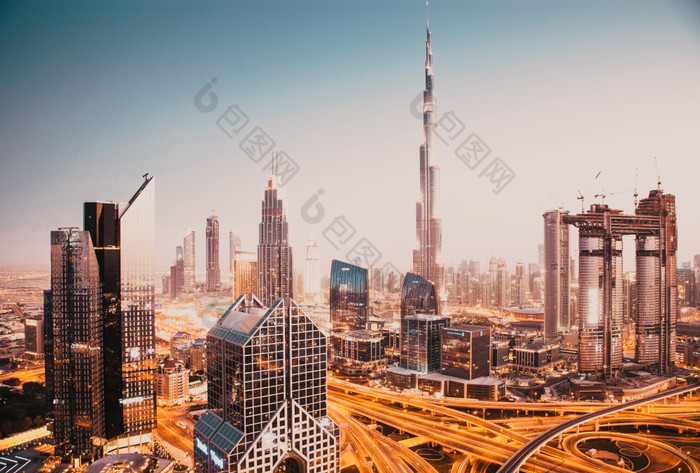 迪拜阿联酋2月迪拜天际线日落与迪拜塔哈利法塔的世界最高的建筑和谢赫。扎耶德路交通