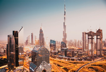 迪拜阿联酋2月迪拜天际线日落与迪拜塔<strong>哈利</strong>法塔的世界最高的建筑和谢赫。扎耶德路交通