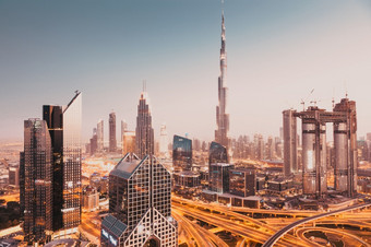 迪拜阿联酋2月迪拜天际线日落与迪拜塔哈利法塔的世界最高的建筑和谢赫。扎耶德路交通