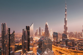 迪拜阿联酋2月迪拜天际线日落与迪拜塔哈利法塔的世界最高的建筑和谢赫。扎耶德<strong>路</strong>交通