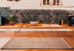 模糊厨房室内和木桌子上空间首页背景
