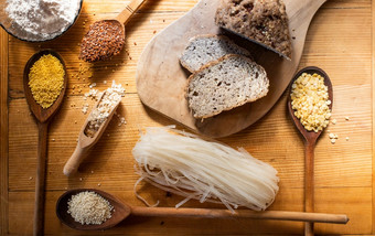 谷蛋白免费的面粉面包和谷物小米木薯亚麻籽大米燕麦小扁豆