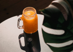新鲜的橙色汁夏天光和monsterasplit-leaf喜林芋叶子