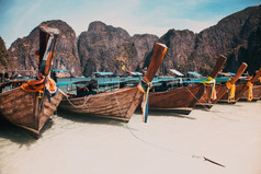 泰国海洋景观异国情调的海滩视图和传统的船