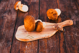 牛肝菌属Edulis在木背景秋天口袋蘑菇烹饪美味的有机蘑菇美食食物
